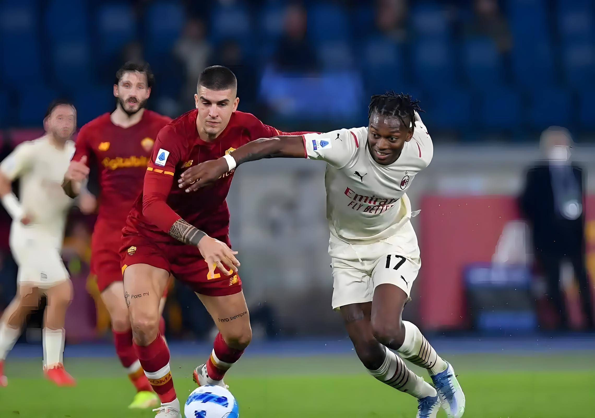 球员状态火爆,为球队打入关键进球 球员状态火爆,为球队打入关键进球